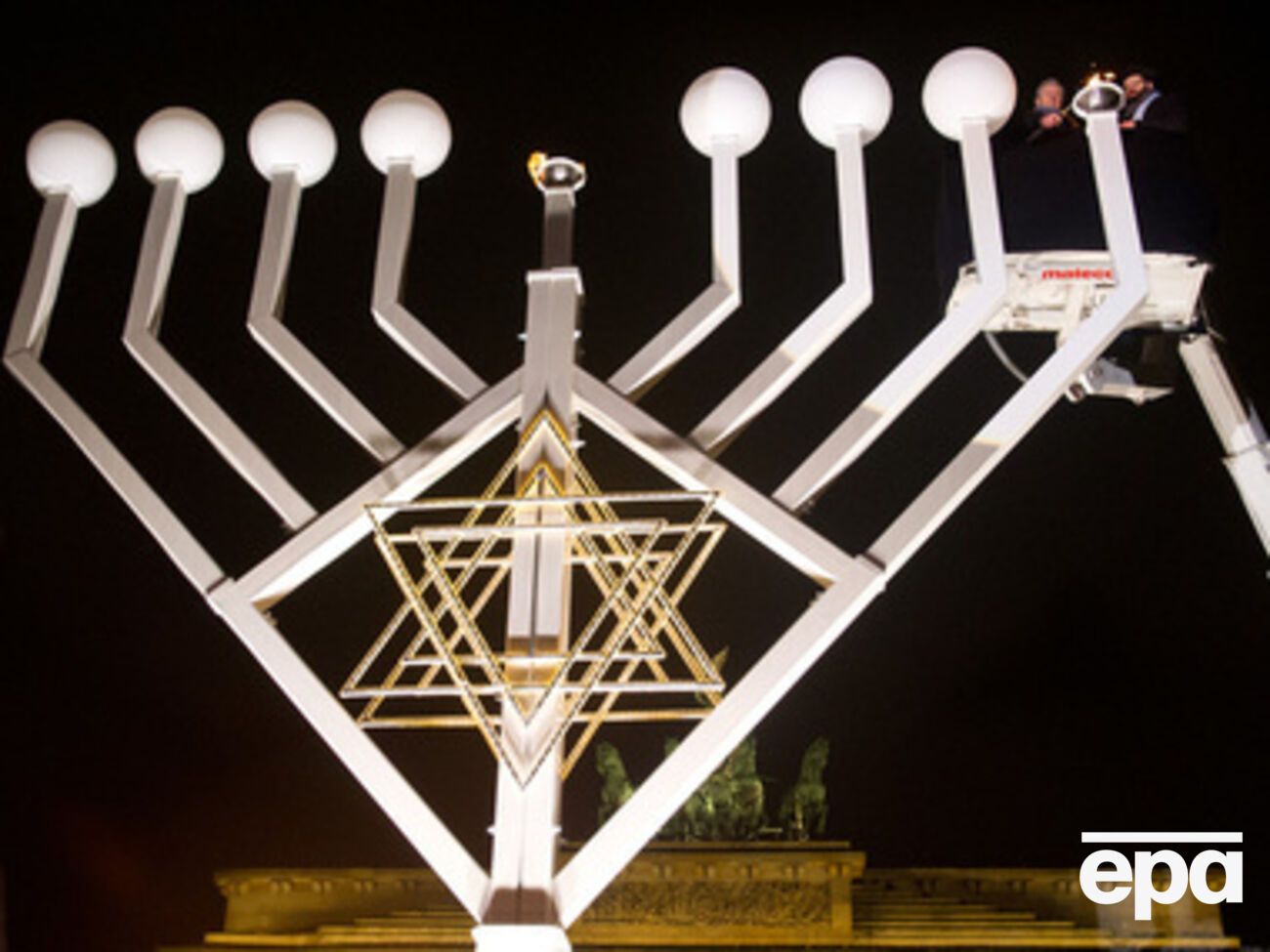 Президент поздравил евреев с Ханукой