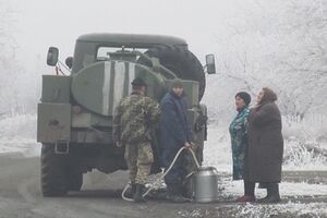 Украинские танкисты организовали доставку питьевой воды местным жителям