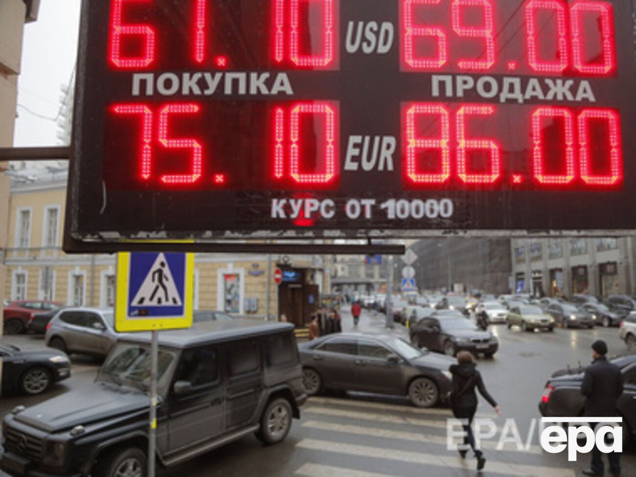 Автодилеры остановили продажи, чтобы увидеть, насколько упадет рубль