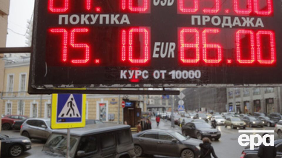 Автодилеры остановили продажи, чтобы увидеть, насколько упадет рубль