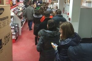 Напуганные обвалом рубля москвичи штурмуют магазины