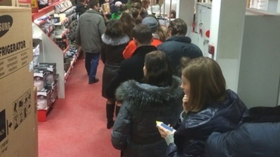 Напуганные обвалом рубля москвичи штурмуют магазины