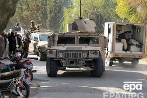 Атака на банк началась с того, что один из боевиков взорвал себя у входа в здание