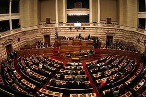 Оппозиционные партии и часть независимых депутатов воздержались, чтобы открыть дорогу к досрочным выборам
