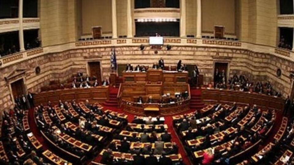 Оппозиционные партии и часть независимых депутатов воздержались, чтобы открыть дорогу к досрочным выборам