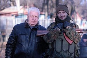 Николай Волынко с одним из бойцов батальона "Торнадо", в котором воюют шахтеры: Если бы не те ребята, что сражаются в батальонах и воинских частях, Донбасс бы сдали уже целиком, как отдали Крым