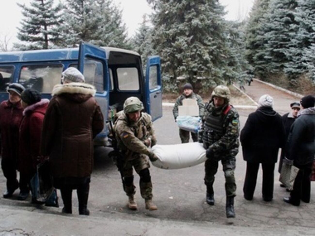 Украинские военные передали детское питание, медикаменты, подгузники и сладости