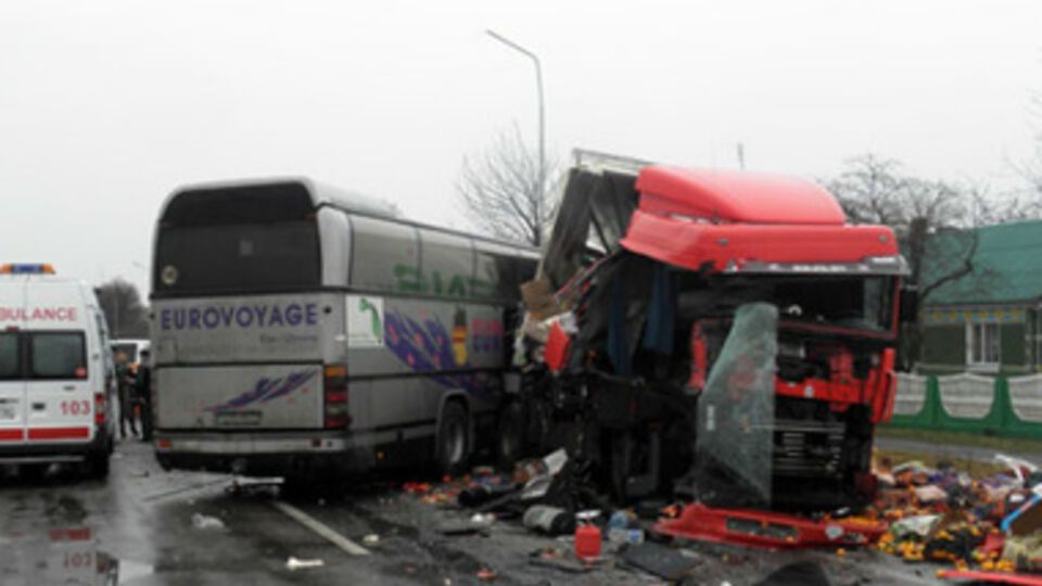 Автобус столкнулся с грузовым автомобилем