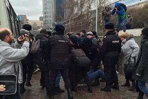 У Центра международной торговли собрались примерно 30 человек