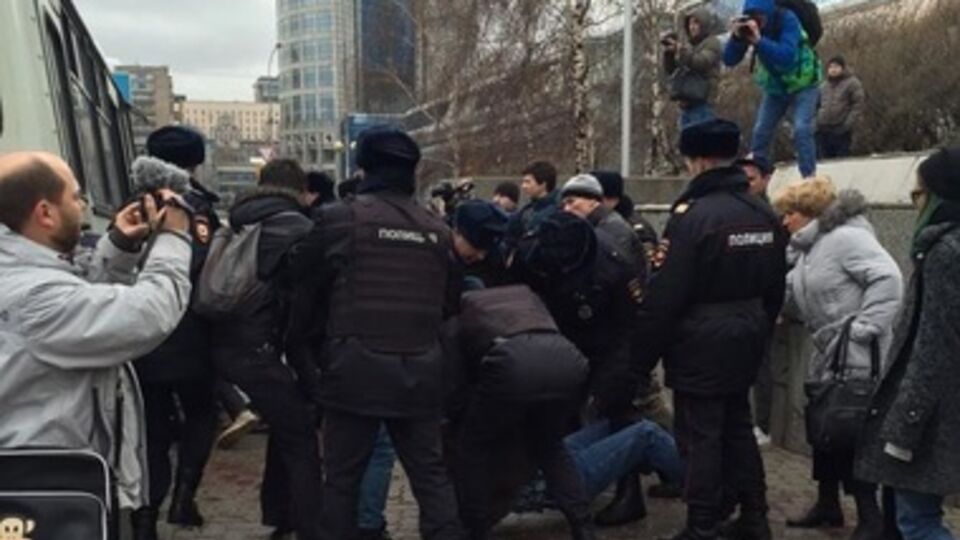 У Центра международной торговли собрались примерно 30 человек