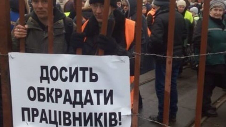Из-за невыплаты зарплаты в Киеве бастовали сотрудники трех трамвайных депо. Фоторепортаж