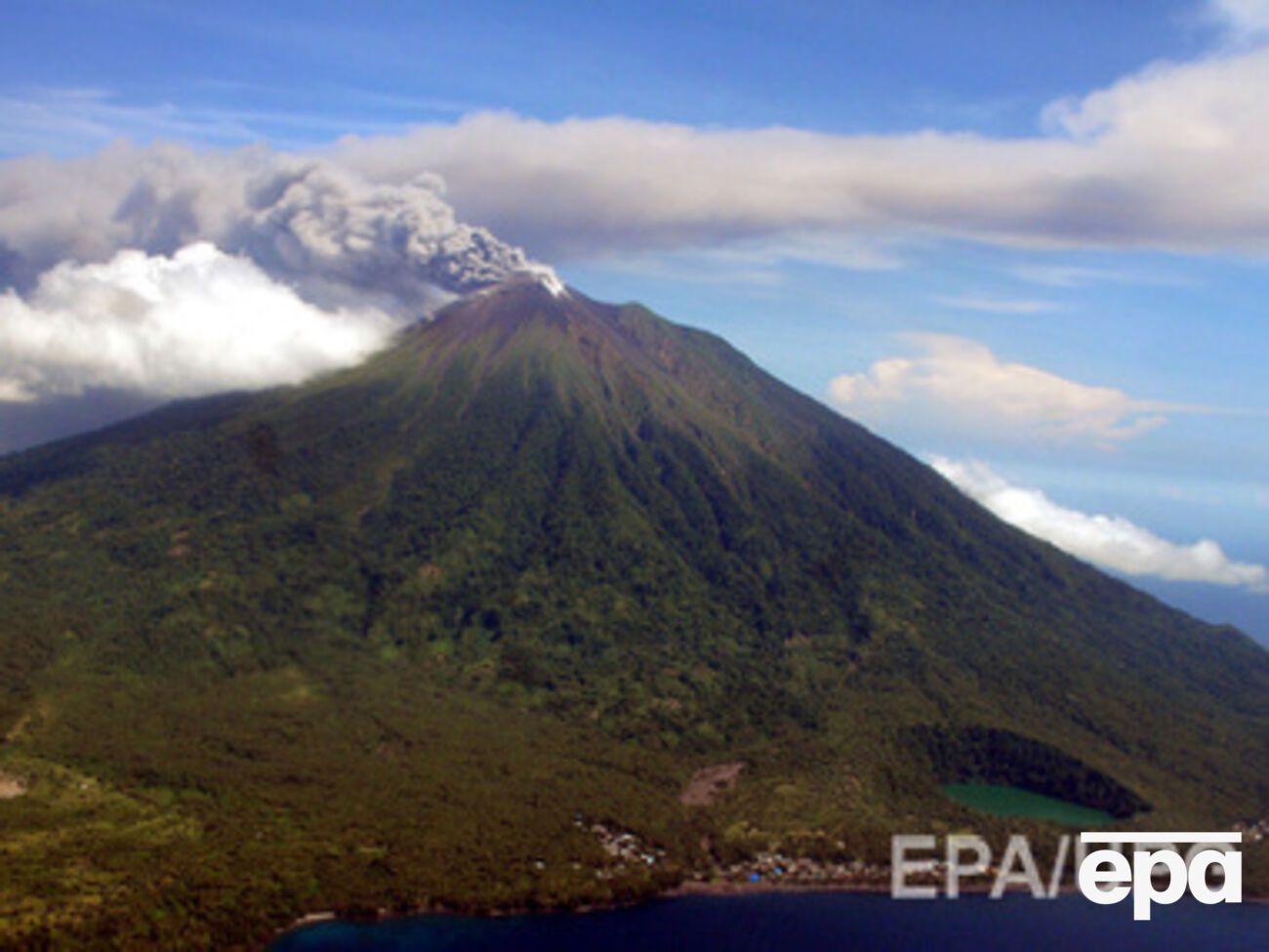 Вулканический пепел в результате извержения поднялся на 2 тыс. метров