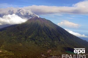 Вулканический пепел в результате извержения поднялся на 2 тыс. метров