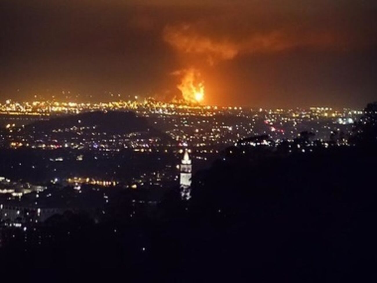 В городе Ричмонд, штат Калифорния, в четверг произошло возгорание на одном из крупнейших в США нефтеперерабатывающих заводов
