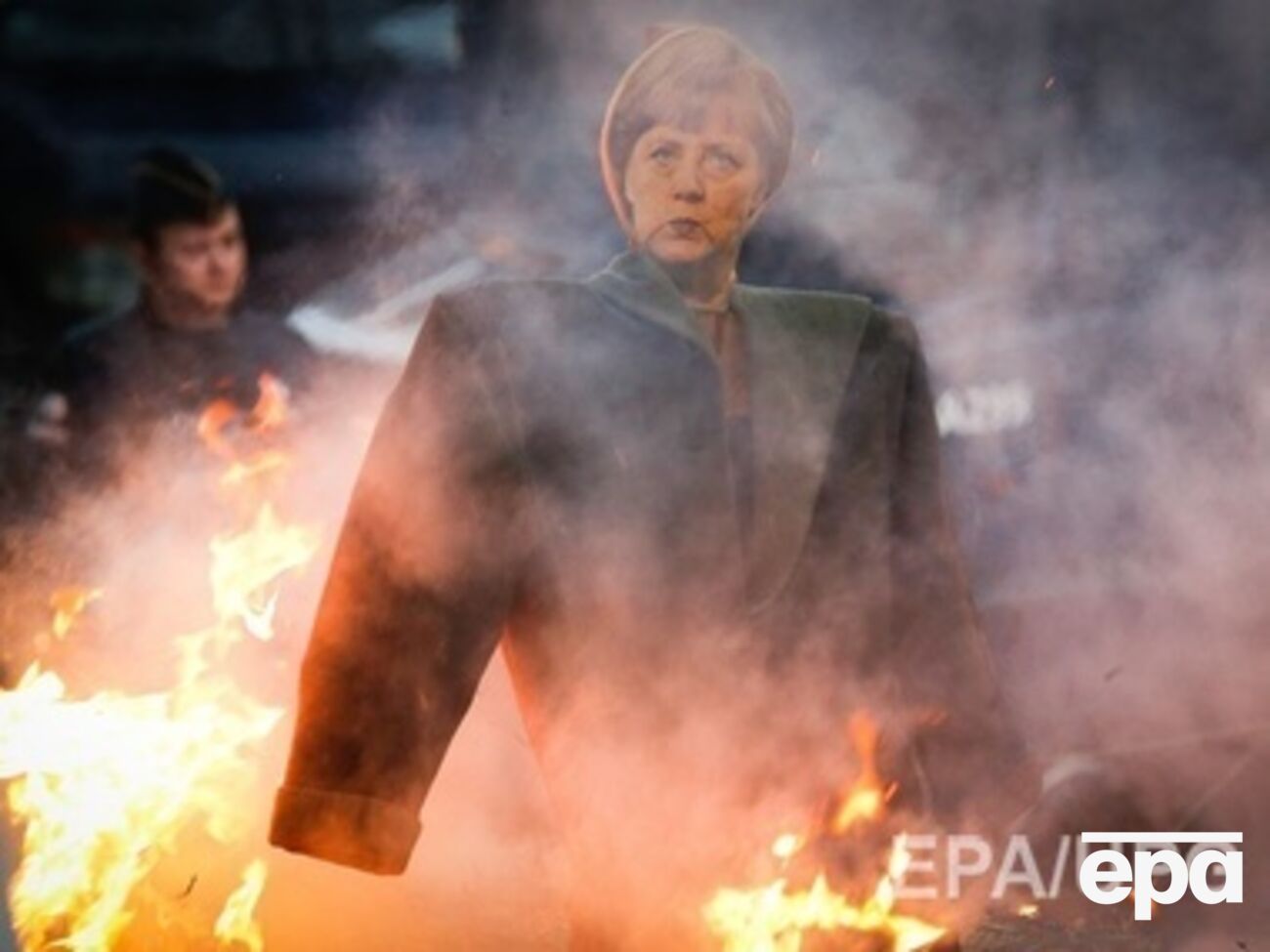 Чучела европейских лидеров сжигают на стоге сена