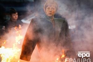 Чучела европейских лидеров сжигают на стоге сена