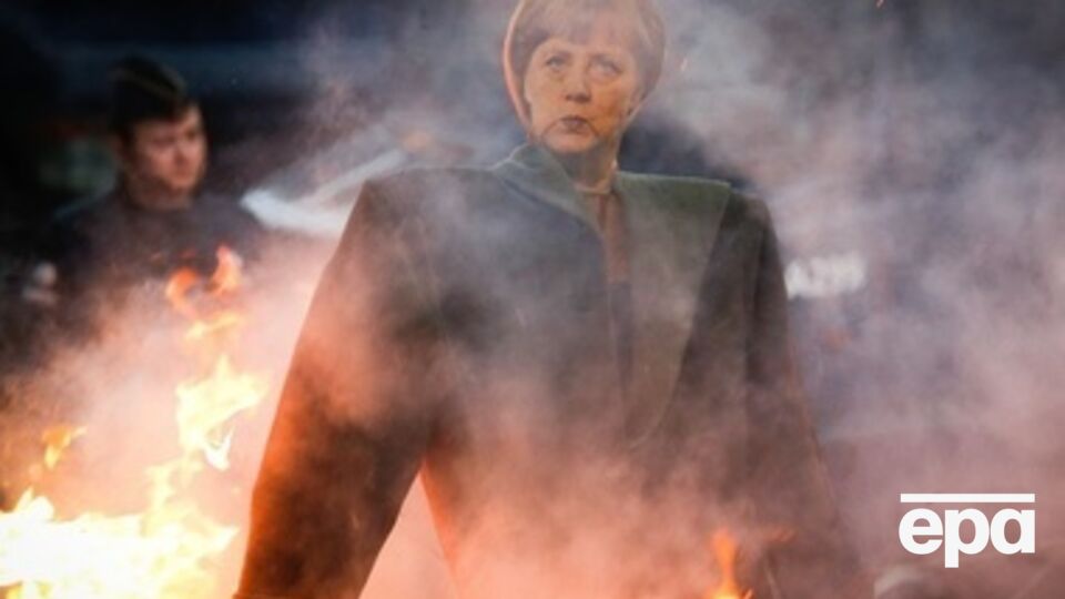 Чучела европейских лидеров сжигают на стоге сена