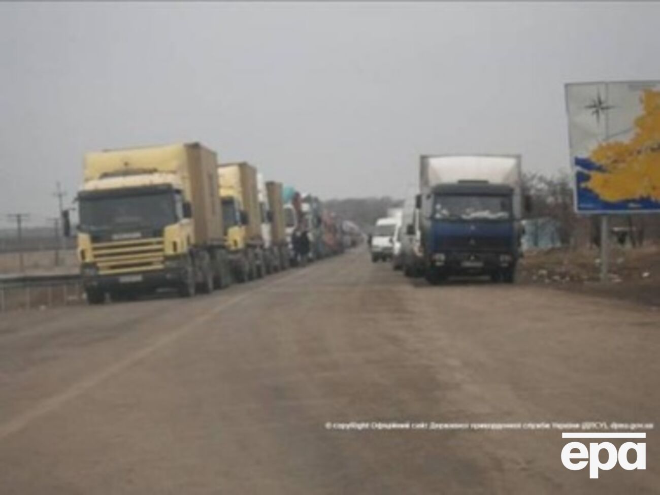 Грузовики стоят в очередях