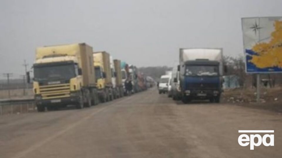Грузовики стоят в очередях