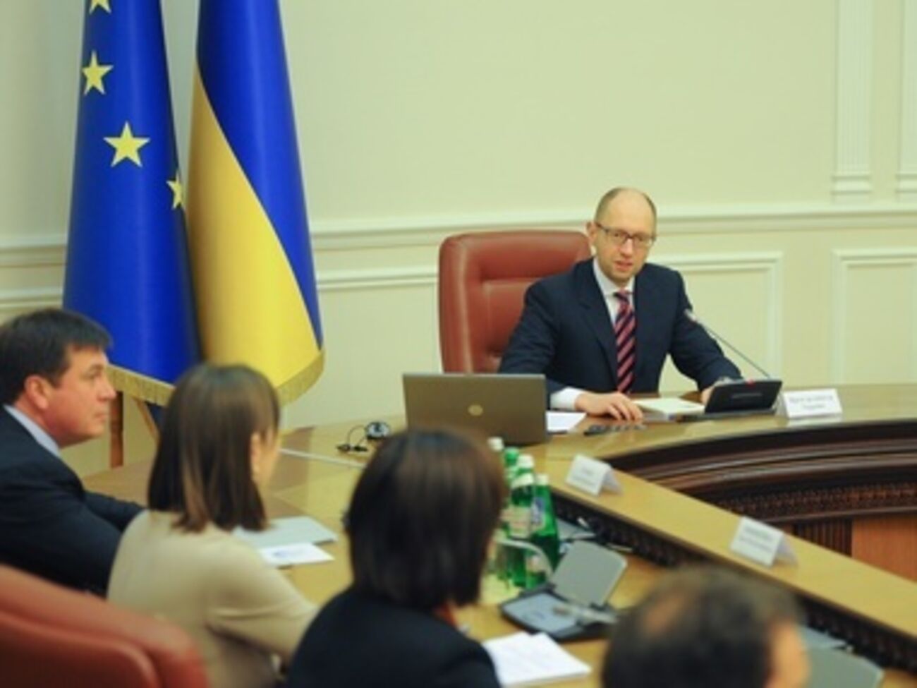 Арсений Яценюк призвал милицию обеспечить безопасность доставки гуманитарной помощи адресатам