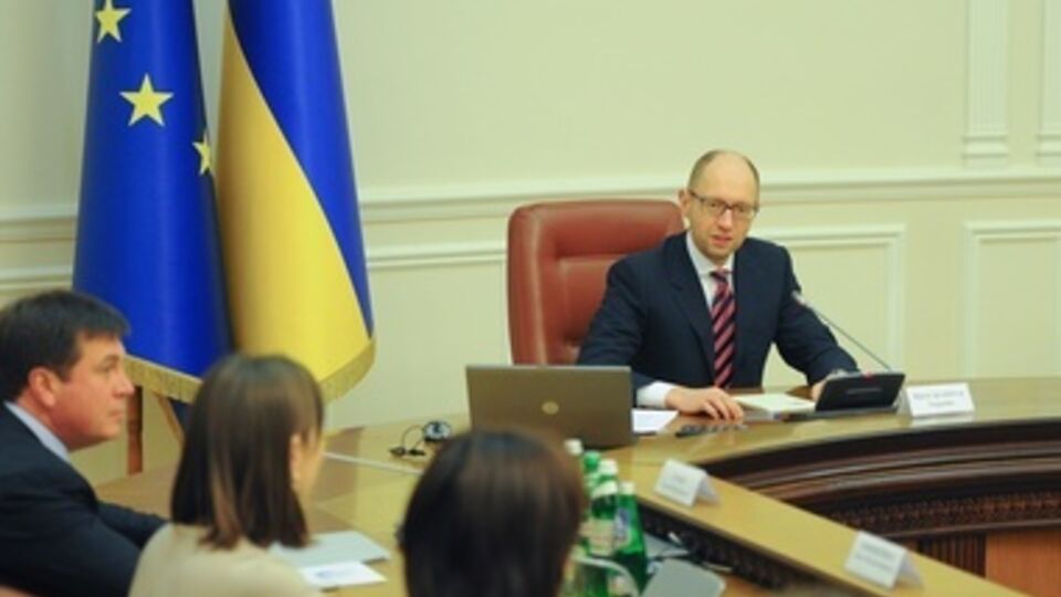 Арсений Яценюк призвал милицию обеспечить безопасность доставки гуманитарной помощи адресатам