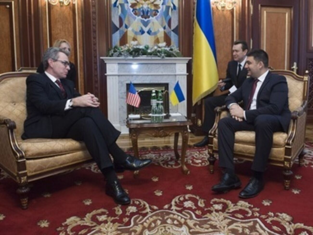 Пайетт отметил, что дискуссии о проекте бюджета содействуют "развитию демократии и парламентской культуры" парламента.