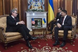 Пайетт отметил, что дискуссии о проекте бюджета содействуют "развитию демократии и парламентской культуры" парламента.