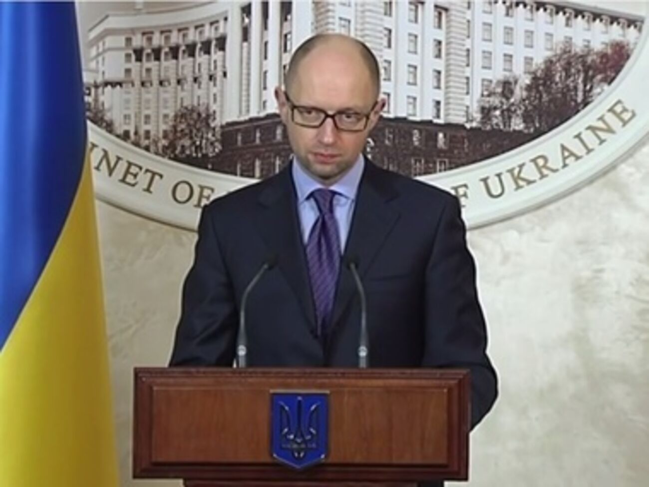 Арсений Яценюк заявил, что террористы не разрешают Украине вывезти уголь из Донбасса