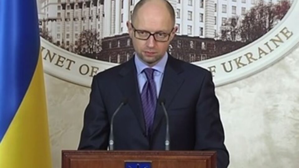 Арсений Яценюк заявил, что террористы не разрешают Украине вывезти уголь из Донбасса