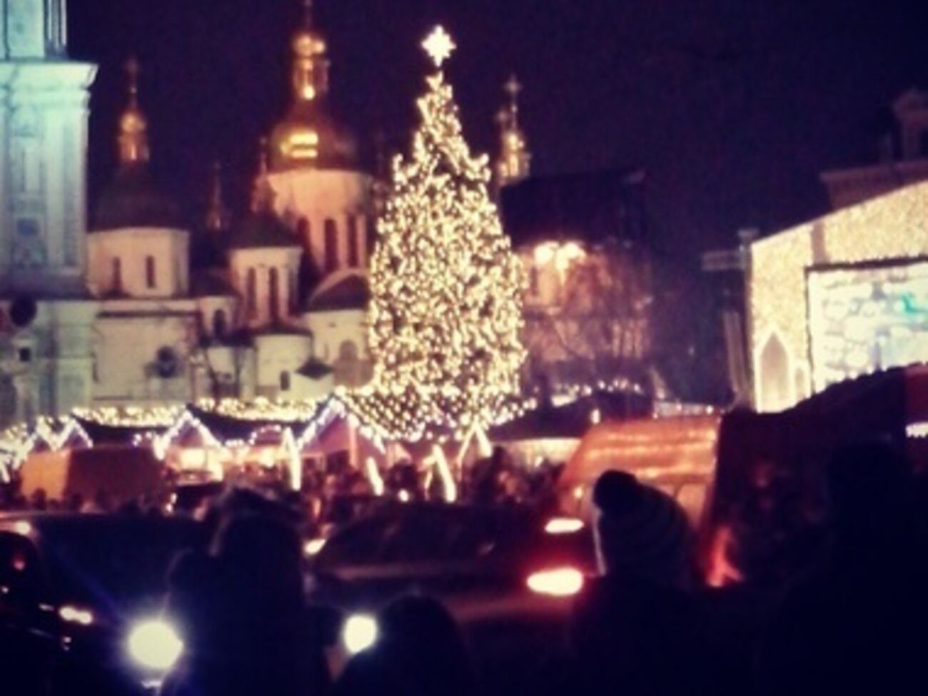 На Софийской площади в Киеве зажгли главную елку Украины. Фоторепортаж