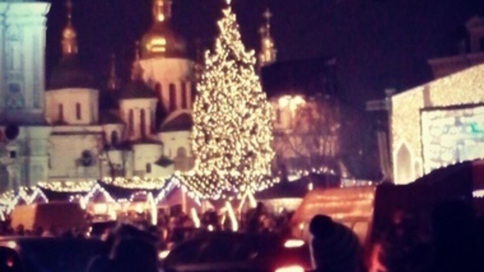 На Софийской площади в Киеве зажгли главную елку Украины. Фоторепортаж