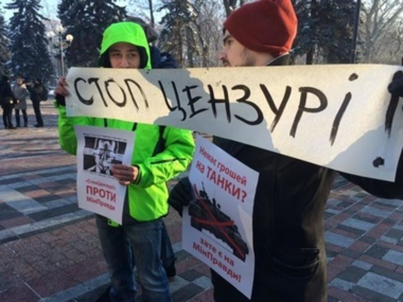 Под Радой митингуют вкладчики и журналисты. Фоторепортаж