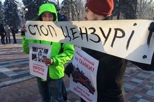 Под Радой митингуют вкладчики и журналисты. Фоторепортаж
