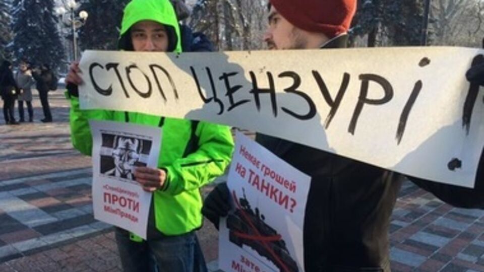 Под Радой митингуют вкладчики и журналисты. Фоторепортаж