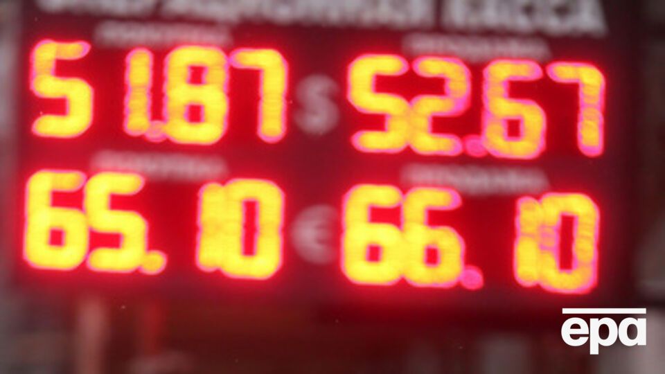 В России падают рубль и снег