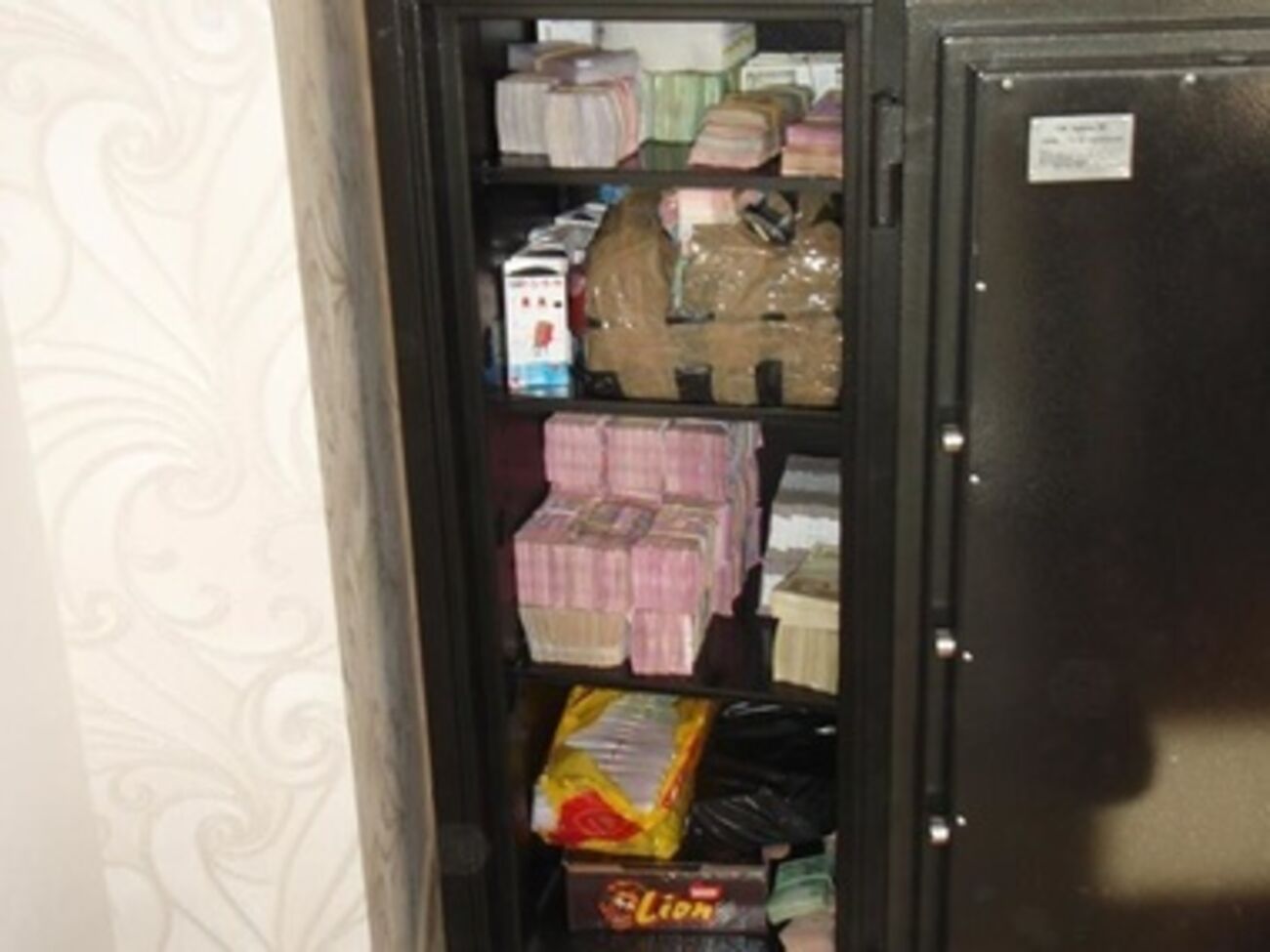 Сейф с деньгами в конвертационном центре