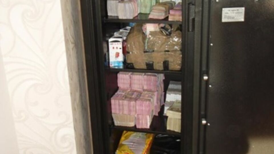 Сейф с деньгами в конвертационном центре