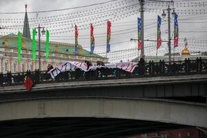 Активисты разворачивают антипутинский баннер на фоне Кремля