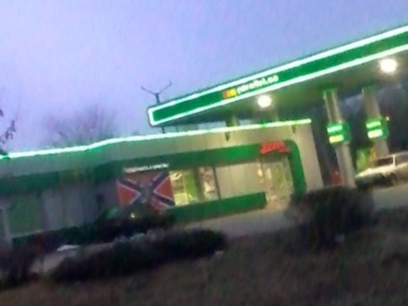 Флаг "Новороссии" на заправке "Параллель" в Луганской области