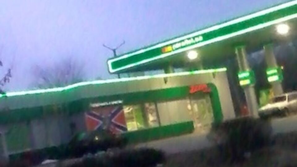 Флаг "Новороссии" на заправке "Параллель" в Луганской области