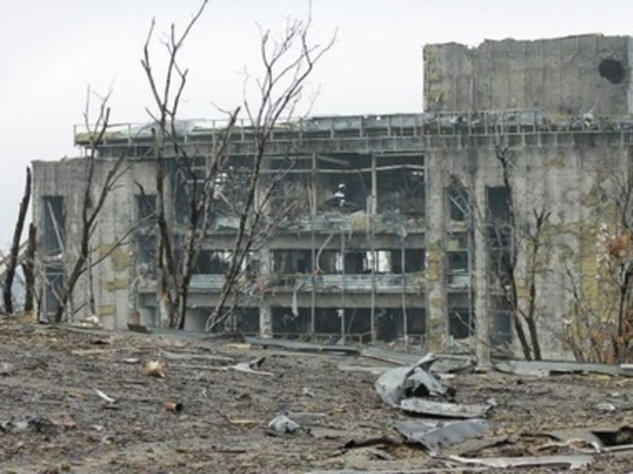 Донецкий аэропорт террористы обстреляли два раза