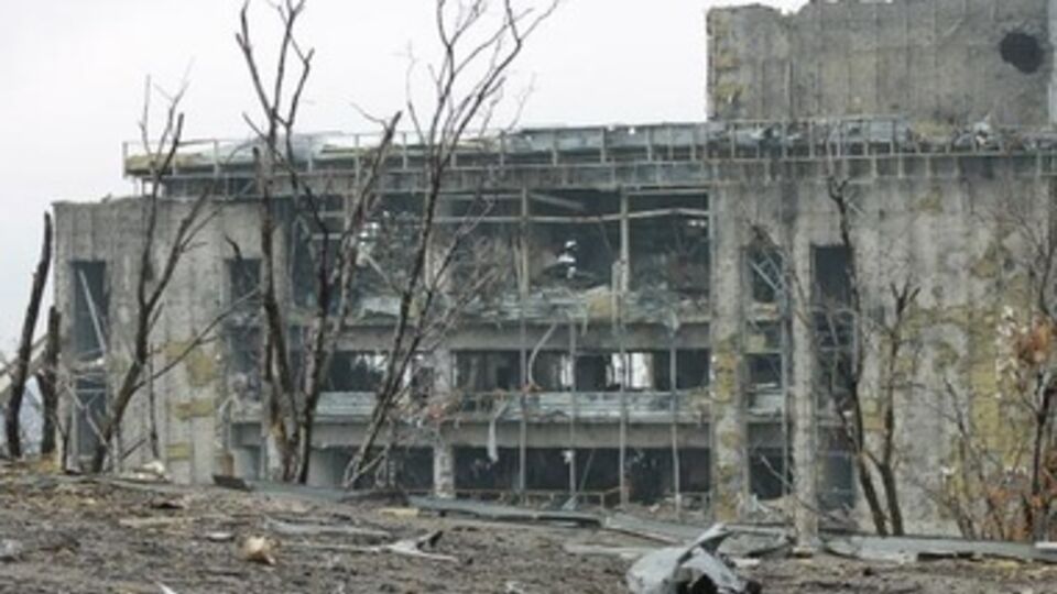 Донецкий аэропорт террористы обстреляли два раза