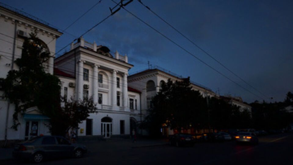 Жители Севастополя будут сидеть без света по восемь часов на день