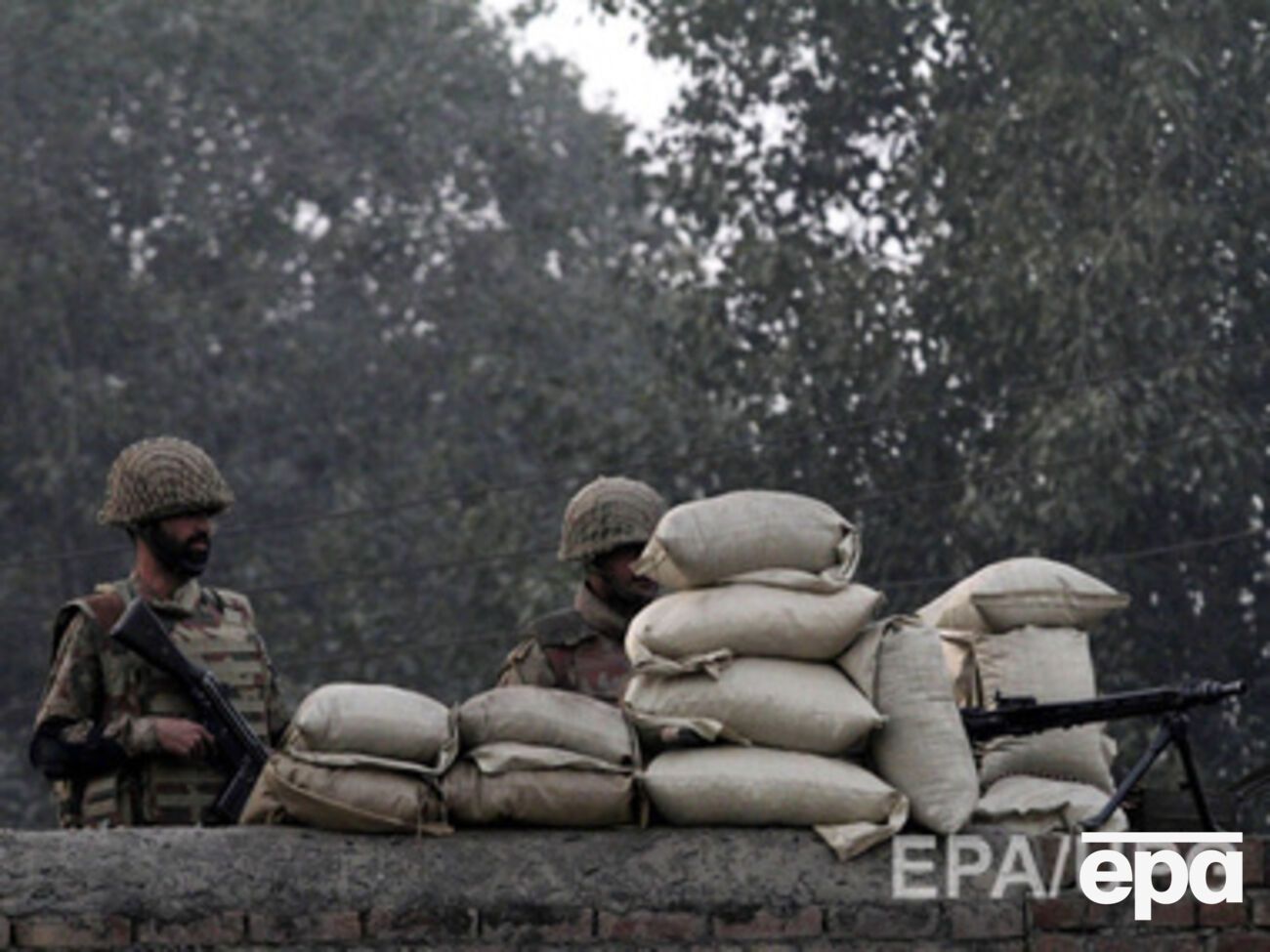 В результате нападений боевиков погибли 17 человек, в том числе пять террористов