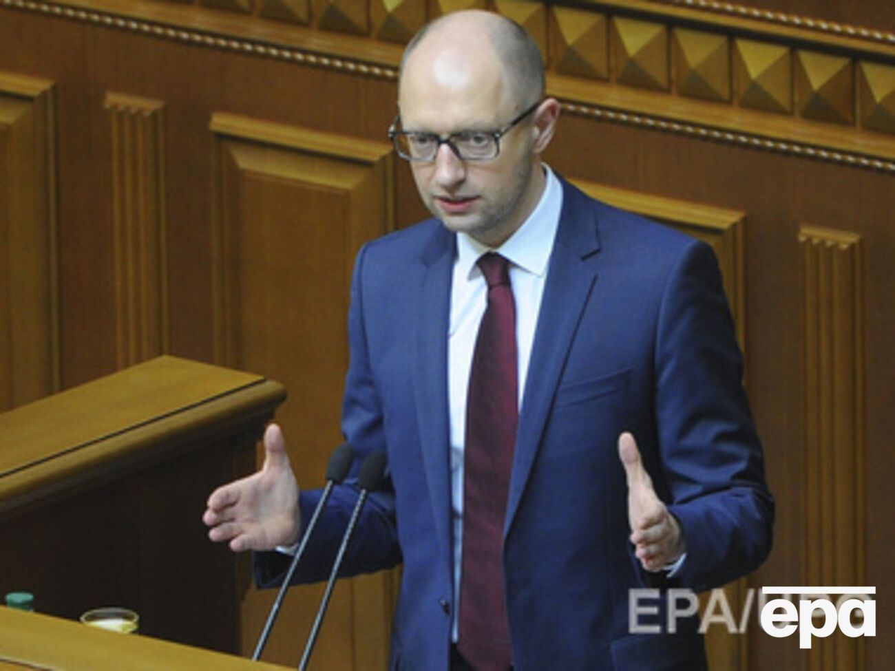 Яценюк заявил, что "поставки оружия имеют центральное значение"