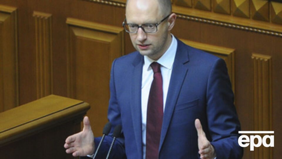 Яценюк заявил, что "поставки оружия имеют центральное значение"