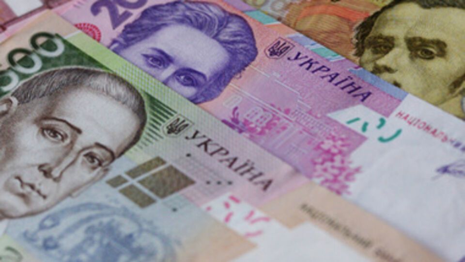 Гривна продолжила падать