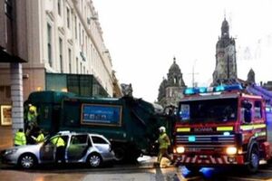 В толпе, в которую врезался мусоровоз, находилось трое маленьких детей