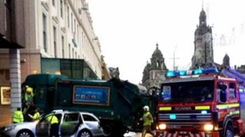 В толпе, в которую врезался мусоровоз, находилось трое маленьких детей