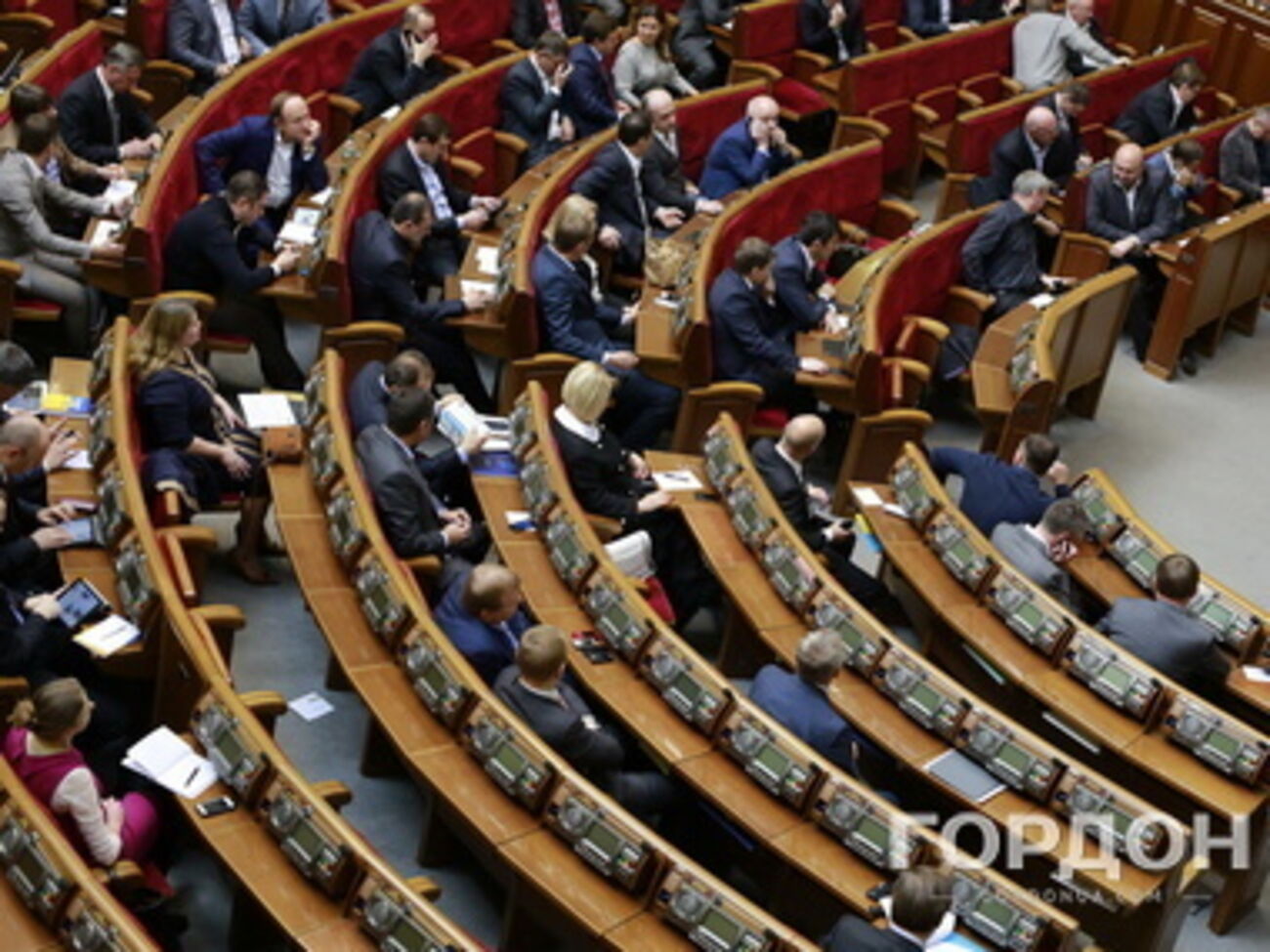 Сегодня Рада рассмотрит отмену внеблокового статуса Украины и заслушает представление проекта госбюджета-2015